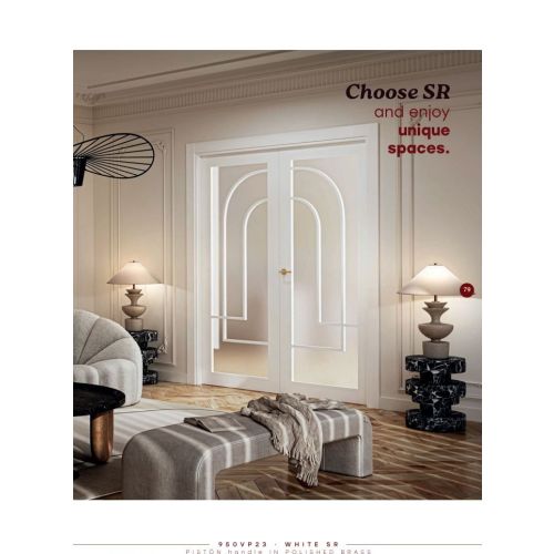 Lacquered collection door model 950VP23 in White SR with Pistón handle in Polished Brass.